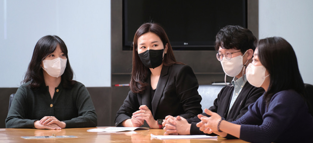 (2) 컴플라이언스의 개념과 팀의 업무에 대해 소개하고 있는 모습